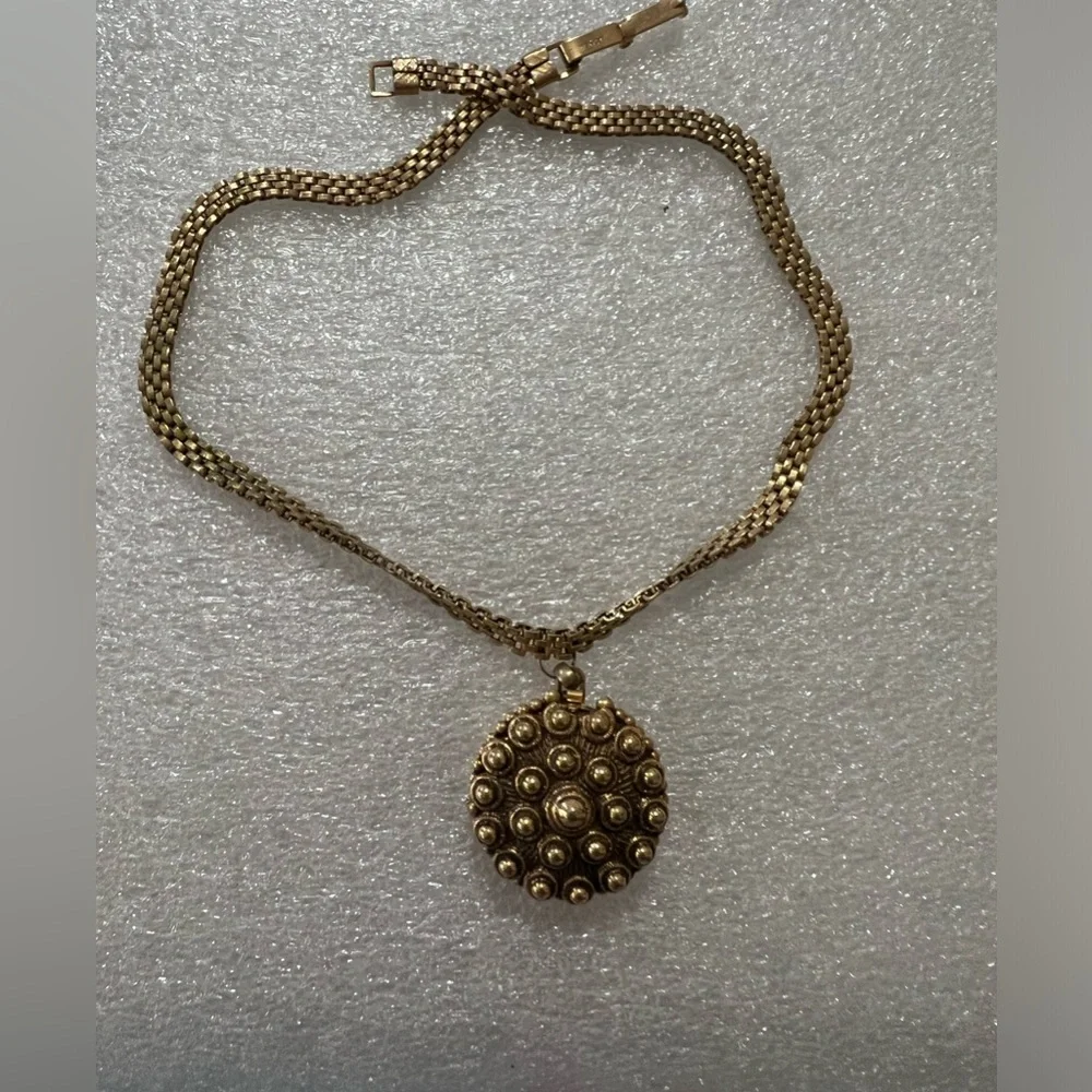 Lisner Rare Gold plated Locket Necklace Antique design in both sides - Picture 1 of 14